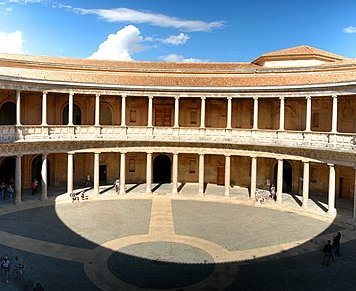 Patio_Paleis_Karel_V.jpg