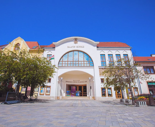 balaton-szinhaz-keszthely-epulete.webp