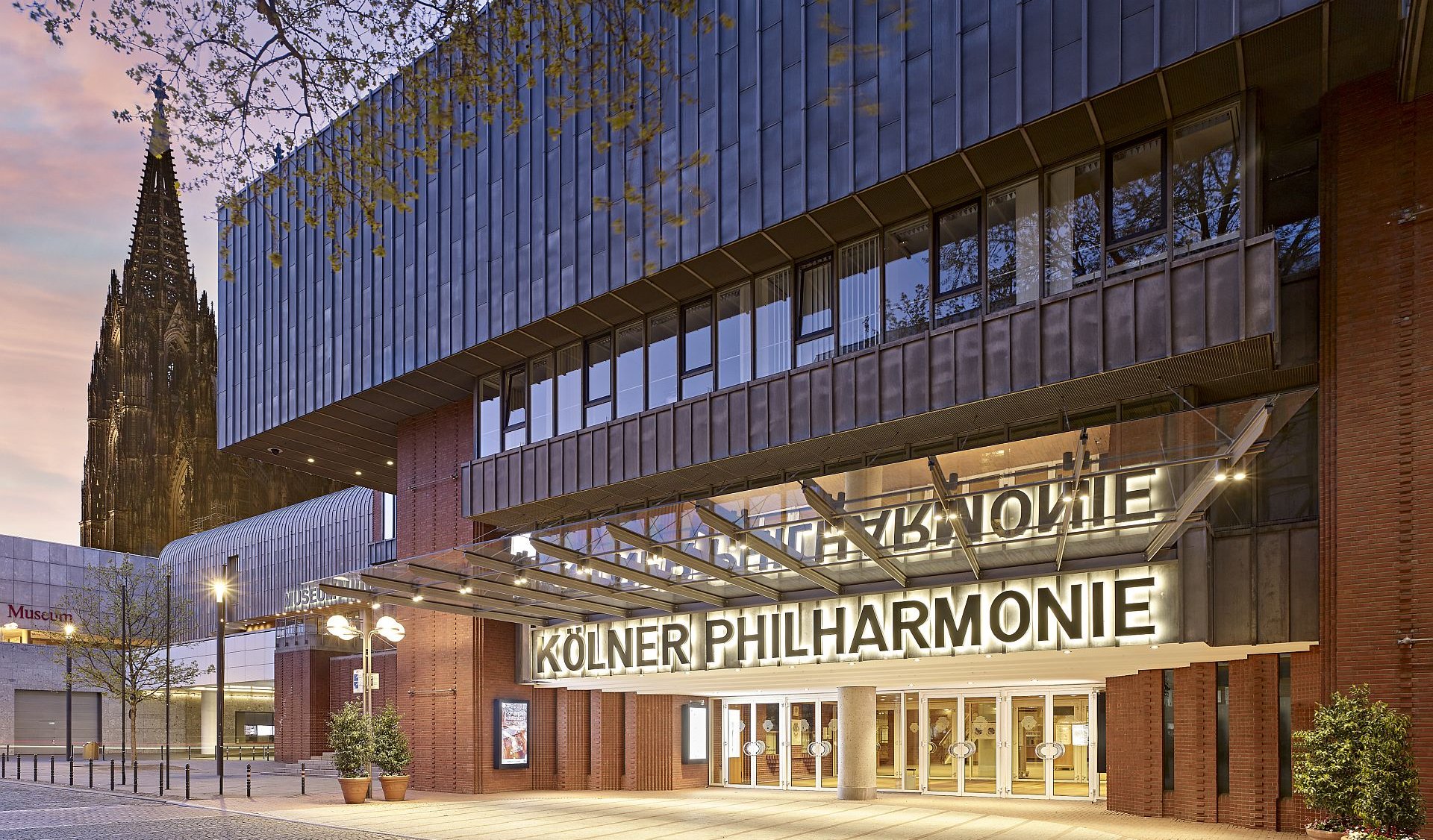 vordach_der_koelner_philharmonie_mit_koelner_dom_guido_erbring_km166404_web.jpg